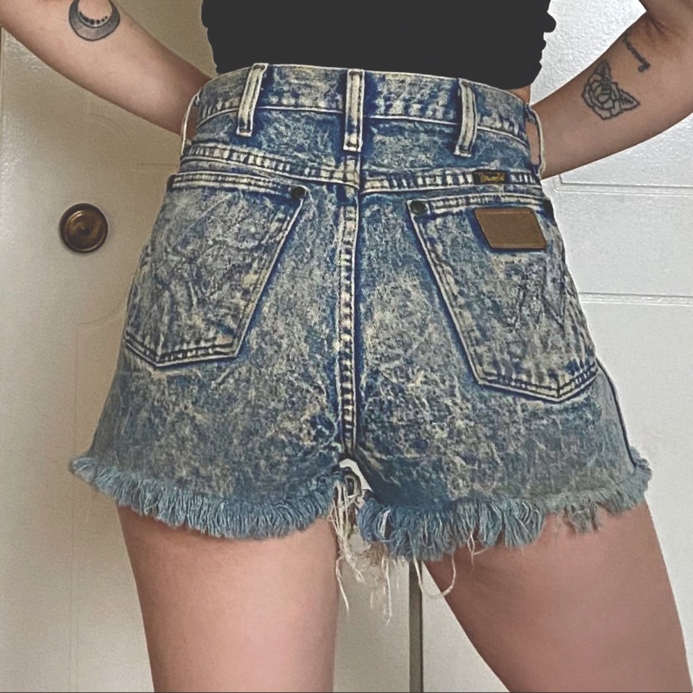Vintage wrangler high waisted jean shorts